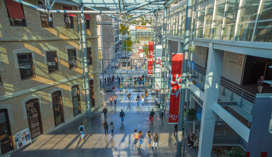 Hall intérieur du campus Saint-Paul de jour